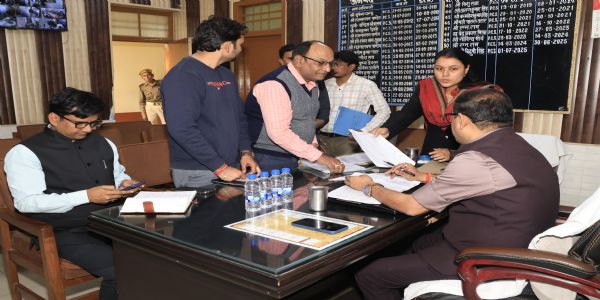 जिलाधिकारी ने मतदाता सूची पुनरीक्षण कार्यों की समीक्षा कर अधिकारियों को दिए सख्त निर्देश