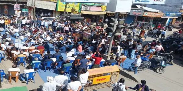 अंबिकापुर में सर्व समाज का धरना, अमित बघेल की गिरफ्तारी की मांग तेज