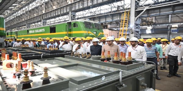 लोको निर्माण में गुणवत्ता से कोई समझौता नहीं होना चाहिए: रेल मंत्री