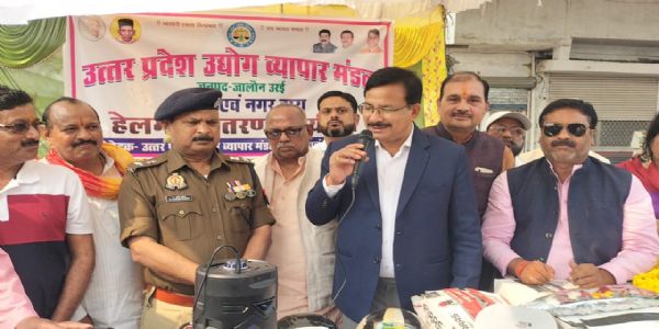 यातायात पुलिस और व्यापार मंडल ने बांटे हेलमेट, डीएम ने भी किया जागरूक