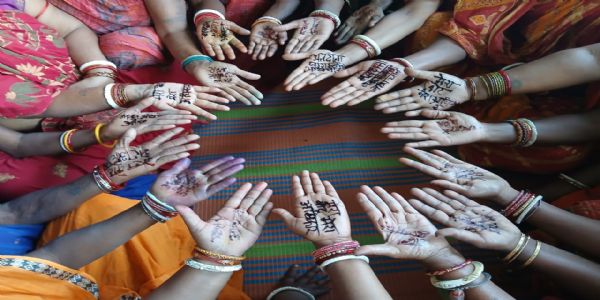 जीविका दीदियों ने जागरूकता को लेकर हथेली में रचाई मतदान के नाम मेंहदी