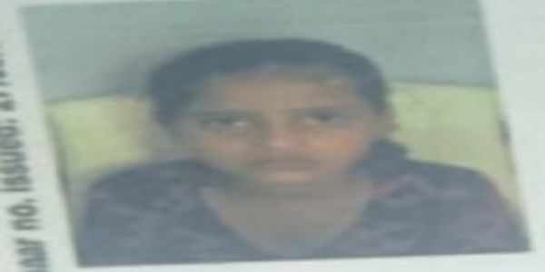 रेलवे ट्रैक पर मिली युवती की लाश, परिजनाें ने किया सड़क जाम