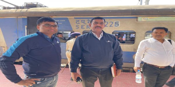 रेलवे स्टेशन में चला जागरूकता अभियान, लोगों से टिकट लेकर यात्रा करने की अपील