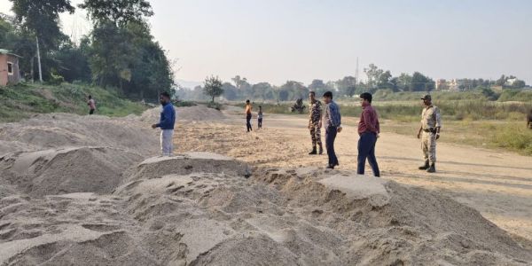 एसडीएम ने छापेमारी कर 220 ट्रैक्टर से अधिक बालू किया जब्त