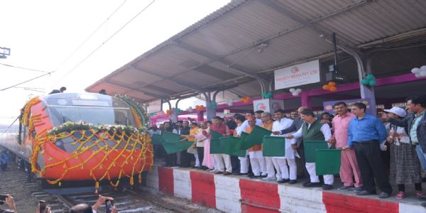 एक घंटे देर से पहुंची वंदे भारत, बरेली में हुआ जोरदार स्वागत