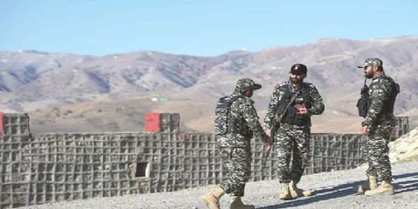 पाकिस्तान के सैनिक उत्तरी वजीरिस्तान के गुलाम खान गांव में अफगानिस्तान सीमा के पास पहरा देते। फोटो फाइल - इंटरनेट मीडिया