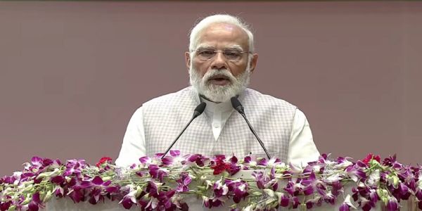 प्रधानमंत्री कार्यक्रम को संबोधित करते हुए प्रधानमंत्री कार्यक्रम को संबोधित करते हुए