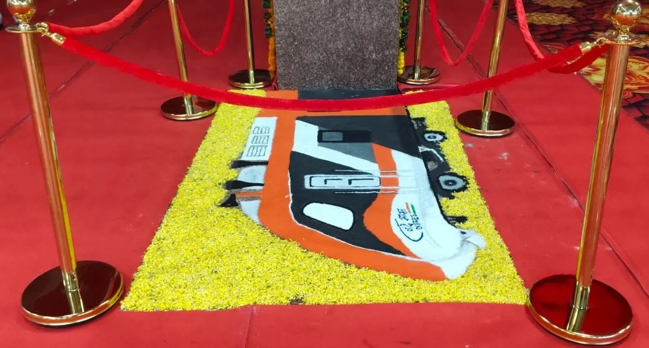 बनारस रेलवे स्टेशन पर वंदे भारत एक्सप्रेस ट्रेन की तरह रंगोली बनाई गई। इसे लोगों ने काफी पसंद किया। फोटो - इंटरनेट मीडिया