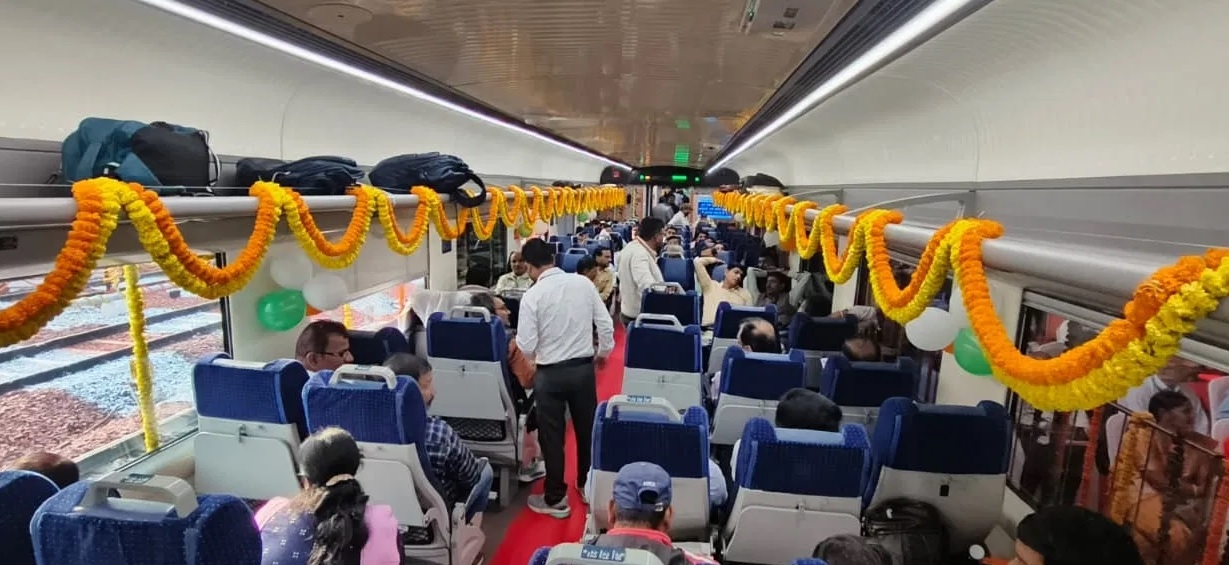 बनारस रेलवे स्टेशन पर पहुंचे यात्री वंदे भारत में अपना स्थान ग्रहण करते। फोटो - इंटरनेट मीडिया