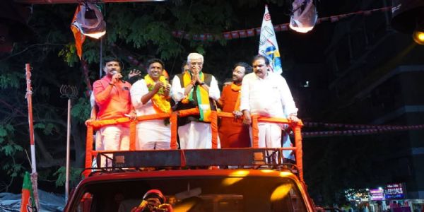 केंद्रीय मंत्री गजेन्द्र सिंह शेखावत का हैदराबाद में दमदार रोड शो, जुबली हिल्स उपचुनाव में जनता से मांगा समर्थन केंद्रीय मंत्री गजेन्द्र सिंह शेखावत का हैदराबाद में दमदार रोड शो, जुबली हिल्स उपचुनाव में जनता से मांगा समर्थन