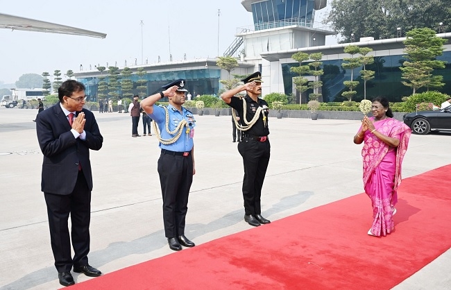 अंगोला और बोत्सवाना की राजकीय यात्रा पर रवाना होते हुए राष्ट्रपति द्रौपदी मुर्मू