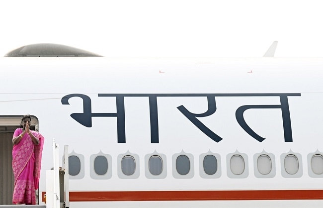 अंगोला और बोत्सवाना की राजकीय यात्रा पर रवाना होते हुए राष्ट्रपति द्रौपदी मुर्मू