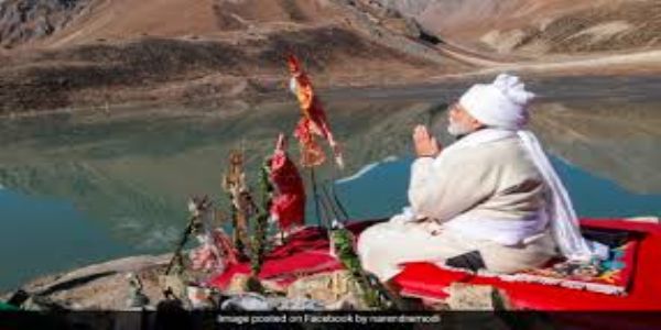 आदि कैलाश में पूजा-अर्चना करते प्रधानमंत्री। आदि कैलाश में पूजा-अर्चना करते प्रधानमंत्री।