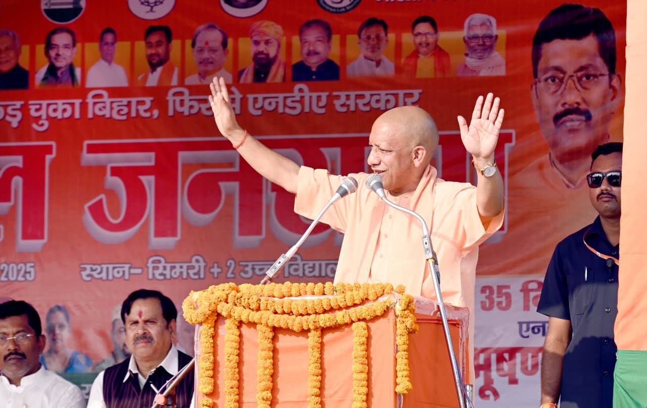 सीएम योगी चुनावी सभा करते हुए सीएम योगी चुनावी सभा करते हुए