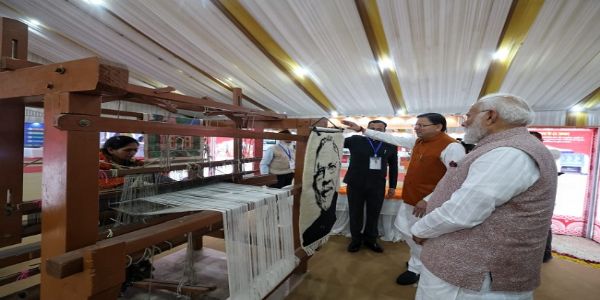 भविष्य के उत्तराखंड के विजन को देखते प्रधानमंत्री नरेन्द्र मोदी। भविष्य के उत्तराखंड के विजन को देखते प्रधानमंत्री नरेन्द्र मोदी।