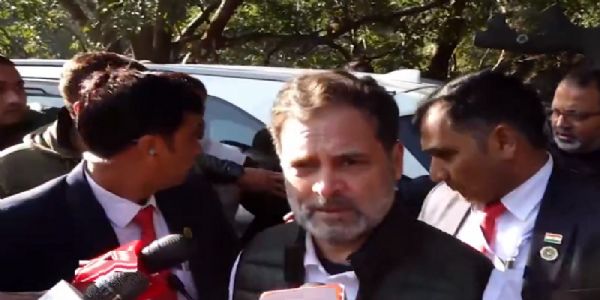 पचमढ़ी में मीडिया से बात करते हुए राहुल गांधी पचमढ़ी में मीडिया से बात करते हुए राहुल गांधी