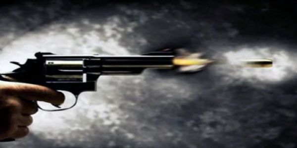 बाइक सवार युवक ने युवती को मारी गोली, हालत गंभीर