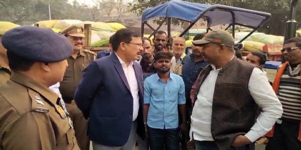 जिलाधिकारी ने गल्ला मंडी का किया निरीक्षण, धान बेचने आए किसानों से की बातचीत