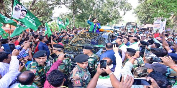 झामुमो प्रत्याशी के समर्थन में कल्पना सोरेन ने किया रोड शो, उमड़ा जनसैलाब