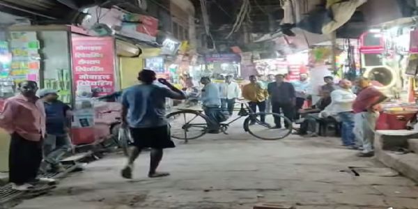 दालमंडी में लोक निर्माण विभाग, राजस्व विभाग के अधिकारियों का दुकानदारों ने किया विरोध