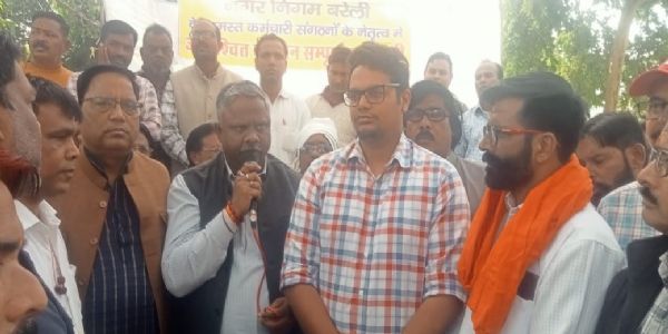 नगर निगम बरेली : खत्म हुई सफाई कर्मियों की हड़ताल, एफआईआर के आश्वासन पर लौटे कर्मचारी