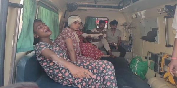 मिठाई दुकान में घुसा अनियंत्रित ई-रिक्शा, गर्म तेल गिरने से तीन युवतियां झुलसीं