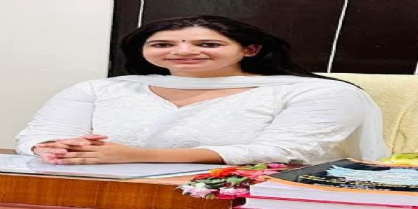 फर्जी फेसबुक अकाउंट से आपत्तिजनक तस्वीरें वायरल, एसडीएम ओशिन शर्मा ने दर्ज कराई एफआईआर