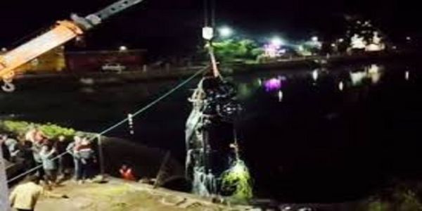 कटनी में दर्दनाक हादसा, तेज रफ्तार कार तालाब में गिरी, भाजपा नेता समेत दो की मौत, दो युवकों ने तैरकर बचाई जान