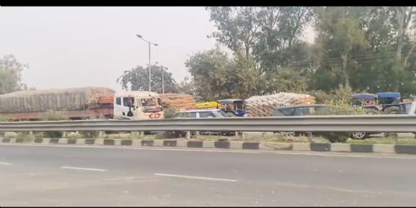 धान की भारी आवक से मंडी में अफरातफरी, किसानों को घंटों करना पड़ा इंतजार