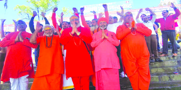 एक लाख हिंदुओं को पांच से अधिक बच्चे पैदा करने का संकल्प दिलाने निकले यति परमात्मानंद गिरी