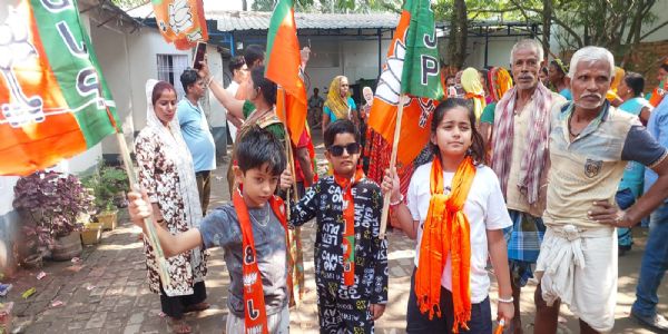 चुनावी रंग के सरोवर में बच्चे भी लगा रहे डुबकी