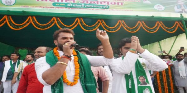 नरपतगंज के गड़गामा में खेसारी लाल यादव ने राजद प्रत्याशी के लिए की चुनावी सभा