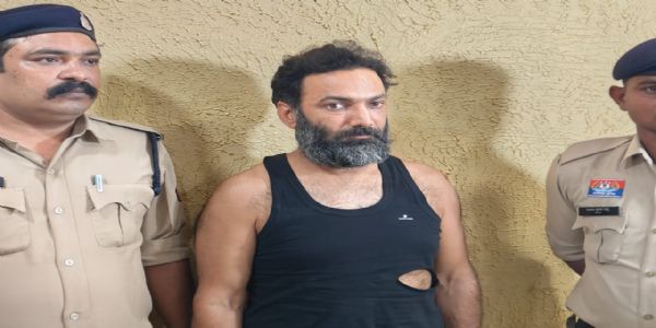 रायपुर : कुख्यात सूदखोर वीरेंद्र सिंह तोमर गिरफ्तार, पुलिस ने निकाला जुलूस