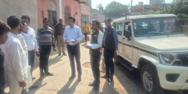 डीएम ने कालपी में किया विशेष पुनरीक्षण अभियान का निरीक्षण