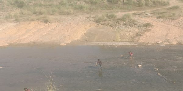 मारकंडेय नदी में मछलियों का अवैध शिकार, ब्लीचिंग पाउडर से खत्म हो रहा जलीय जीवन