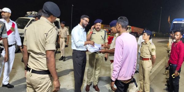 डीएम और एसपी ने रात में चेकपोस्ट और एसएसटी चेक प्वाइंट्स का किया निरीक्षण,दिए निर्देश