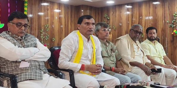 जाति धर्म से ऊपर उठ 35 वर्षों से दो परिवार की गुलामी से नवादा को दिलाएं मुक्ति :डॉ अनुज