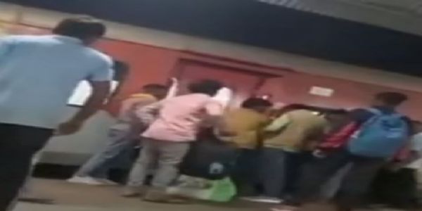 जबलपुरः स्टेशन पर वेंडर द्वारा यात्री को पीटने का वीडियो वायरल, आरपीएफ ने किया गिरफ्तार