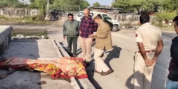 होलसेल मंडी में मिला अज्ञात का शव, दो कंबल ओढ़े था, आंख के ऊपर चोट से हत्या का संदेह