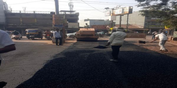 बारिश के बाद धमतरी में क्षतिग्रस्त सड़कों की मरम्मत ने पकड़ी रफ़्तार