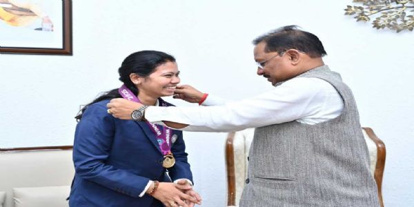 रायपुर : भारतीय महिला क्रिकेट टीम की फिजियोथेरेपिस्ट आकांक्षा सत्यवंशी ने मुख्‍यमंत्री साय से की मुलाकात