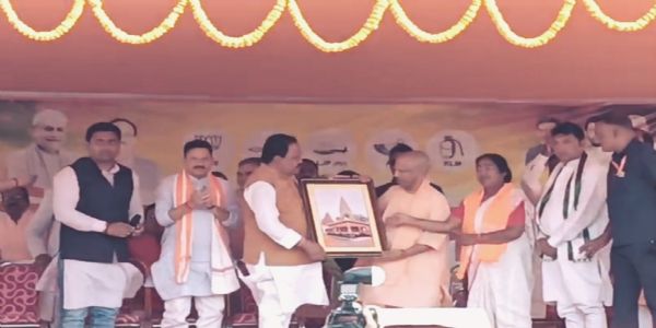 अररिया फोटो:योगी आदित्यनाथ को बाबा सुन्दरनाथधाम की तस्वीर भेंट करते सांसद अररिया फोटो:योगी आदित्यनाथ को बाबा सुन्दरनाथधाम की तस्वीर भेंट करते सांसद