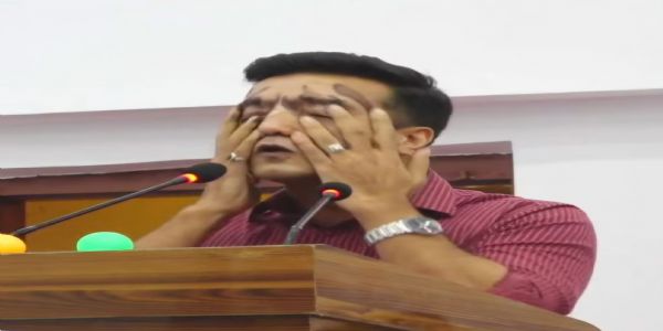 प्रदेश सभा में अपने मुंह पर कालिख पोतते हुए विधायक प्रदेश सभा में अपने मुंह पर कालिख पोतते हुए विधायक