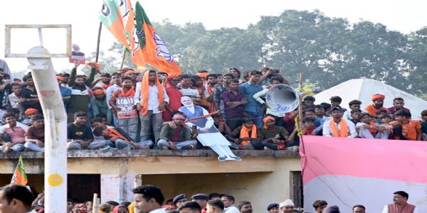 सीएम योगी को देखने स्कूल की छत पर चढ़े मतदाता सीएम योगी को देखने स्कूल की छत पर चढ़े मतदाता