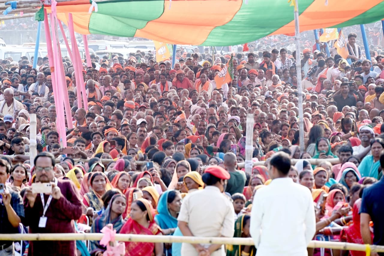 बिहार के मधुबनी में सीएम योगी को सुनने आये लोगों की भीड़ बिहार के मधुबनी में सीएम योगी को सुनने आये लोगों की भीड़