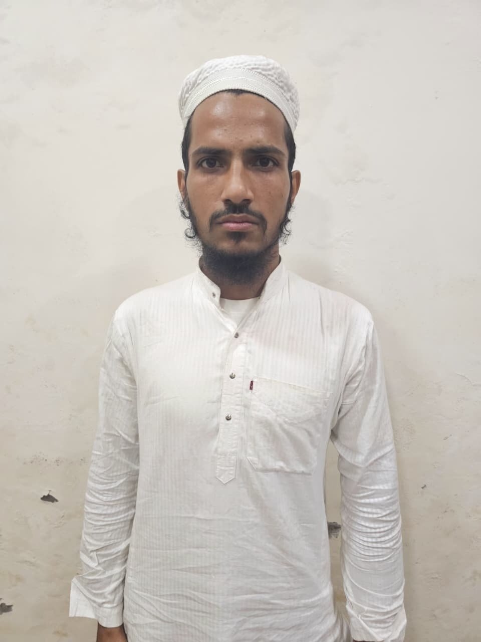 गुजरात एटीएस ने गिरफ्तार किया गुजरात एटीएस ने गिरफ्तार किया