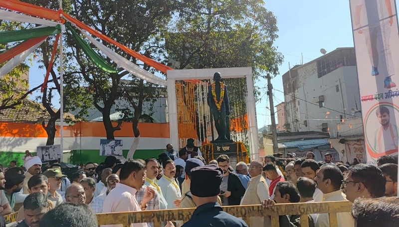 महात्मा गांधी की प्रतिमा पर माल्यार्पण महात्मा गांधी की प्रतिमा पर माल्यार्पण