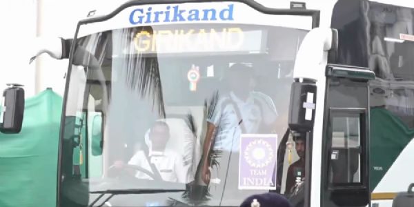 खिलाड़ियों को कड़ी सुरक्षा में बस में ले जाया गया