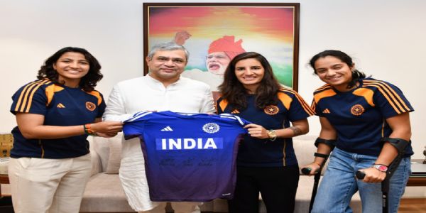 रेल मंत्री अश्विनी वैष्णव के साथ क्रिकेट खिलाड़ी प्रतिका रावल, स्नेह राणा और रेणुका सिंह ठाकुर (फाइल फोटो )