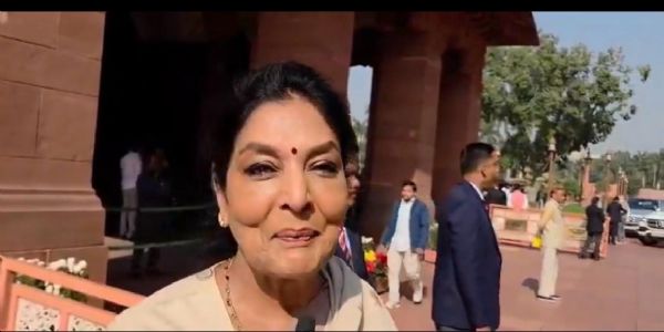 संसद के बाहर कांग्रेस सांसद रेणुका चौधरी मीडिया से बातचीत करते हुए